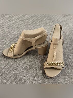 dexflex comfort Beige T Strap  Block Heel Sandals with Gold Chain